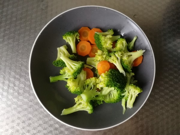 配粥小菜，培根胡蘿卜炒西藍花，營養(yǎng)搭配的做法-咸鮮味炒菜譜