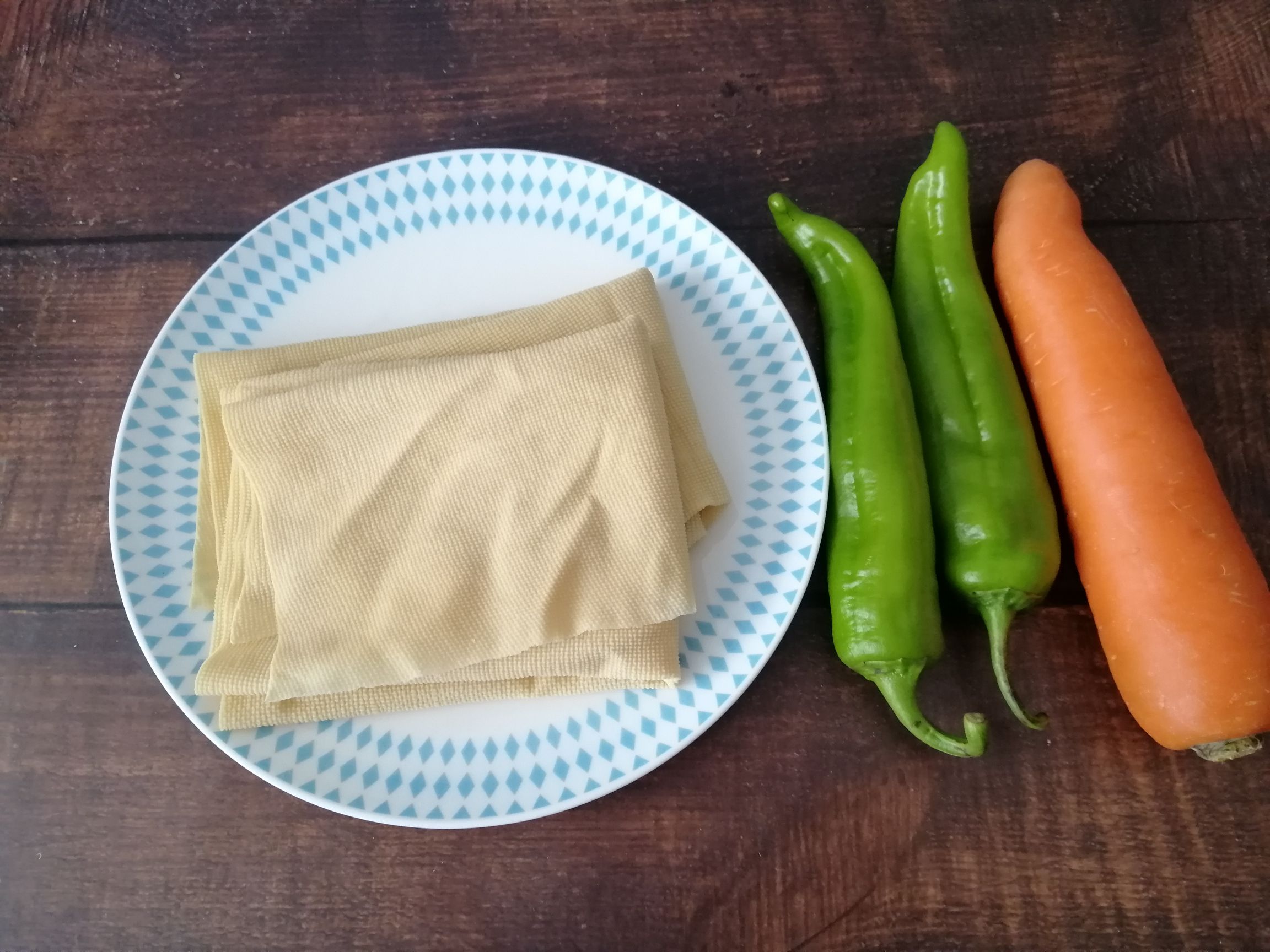 胡蘿卜尖椒炒豆腐皮的做法-家常味炒菜譜