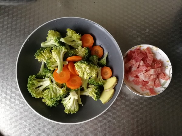 配粥小菜，培根胡蘿卜炒西藍花，營養(yǎng)搭配的做法-咸鮮味炒菜譜