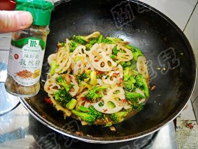 干鍋西蘭花藕片的做法-家常味炒菜譜