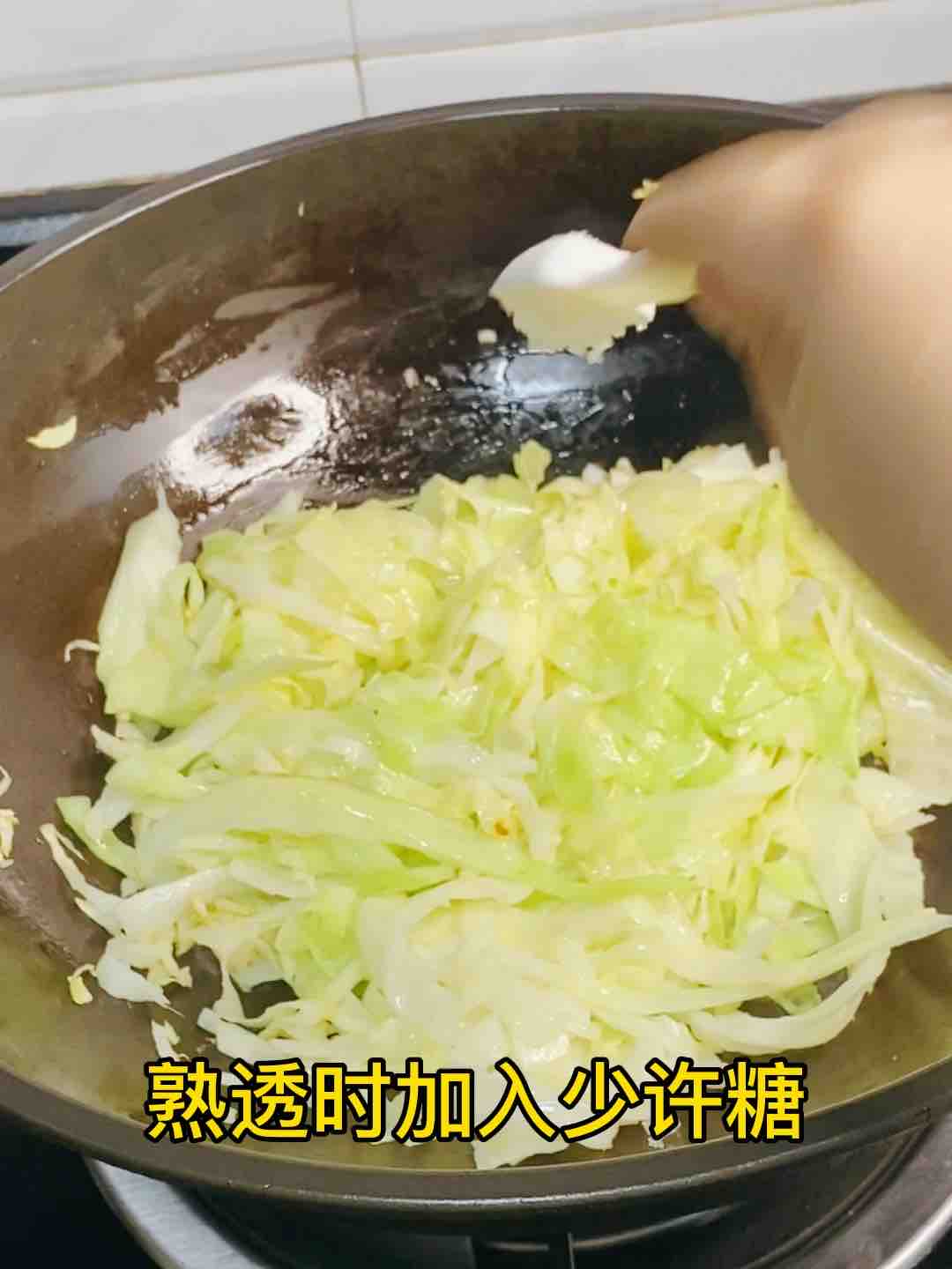 快手家常菜，素炒包菜，加點它，味道特別鮮的做法-家常味炒菜譜