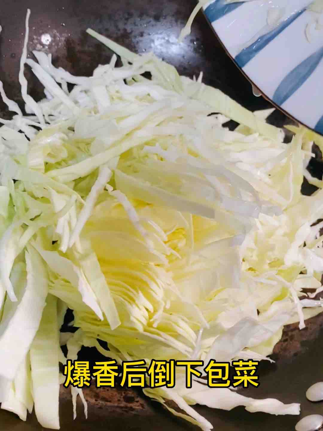 快手家常菜，素炒包菜，加點它，味道特別鮮的做法-家常味炒菜譜