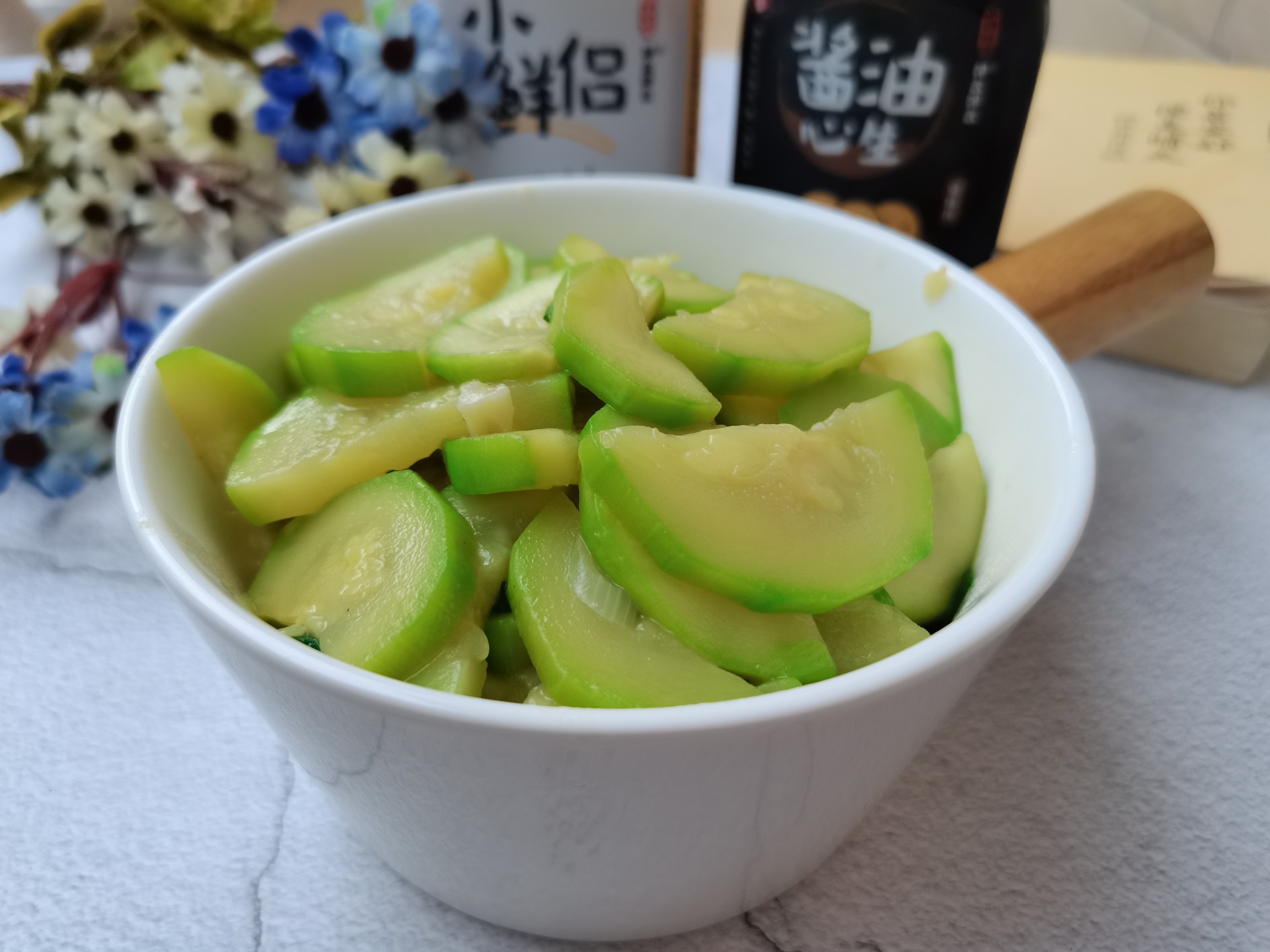 清炒西葫蘆的做法-家常味炒菜譜-易網健康養生網 清炒西葫蘆的做法-家常味炒菜譜