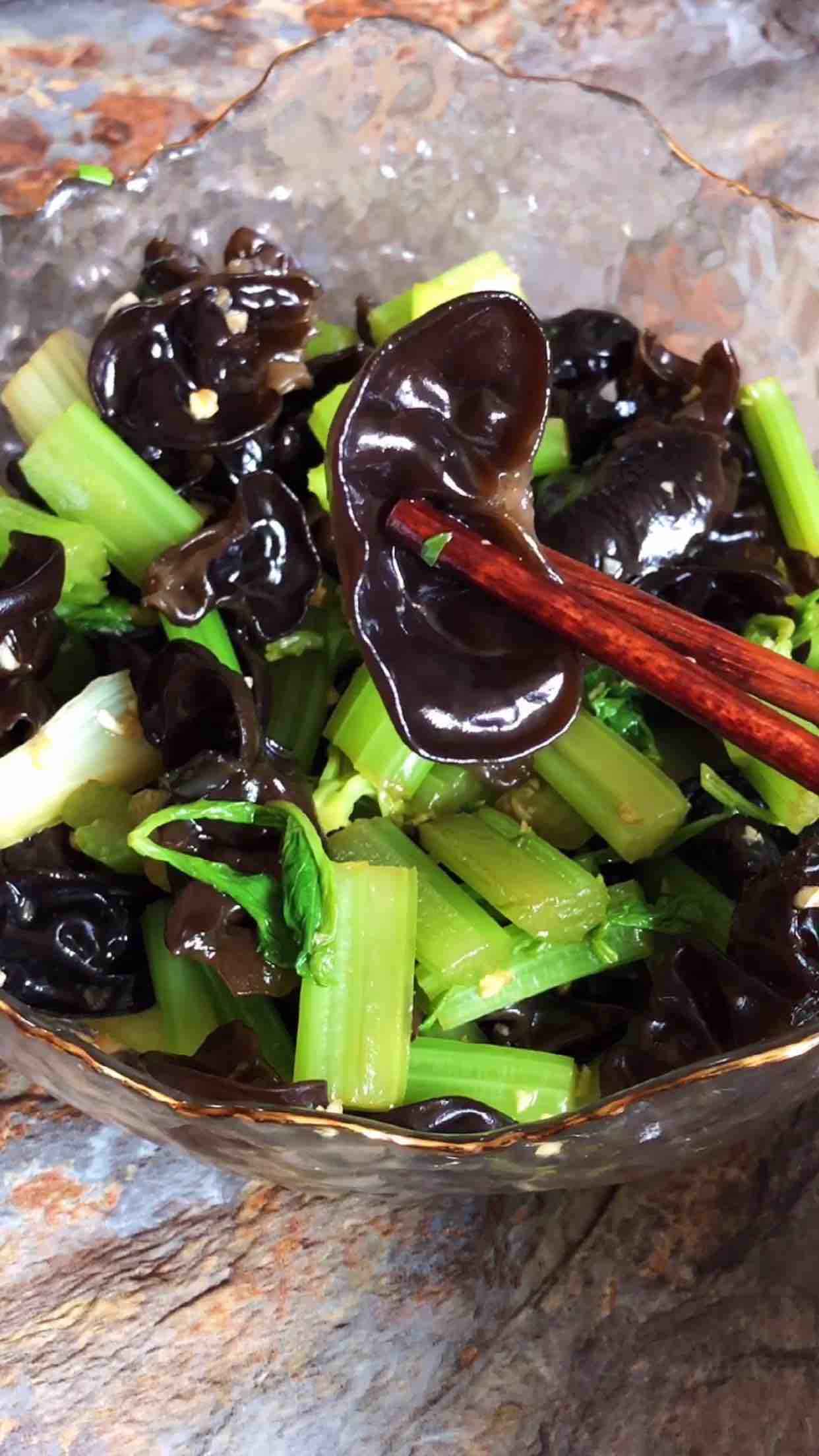 芹菜拌黑木耳的做法-咸鮮味拌菜譜-易網健康養生網 芹菜拌黑木耳的做法-咸鮮味拌菜譜