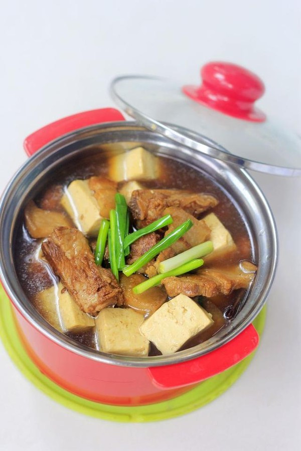 電飯煲豆腐燉肉的做法-咸鮮味燉菜譜-易網(wǎng)健康養(yǎng)生網(wǎng) 電飯煲豆腐燉肉的做法-咸鮮味燉菜譜