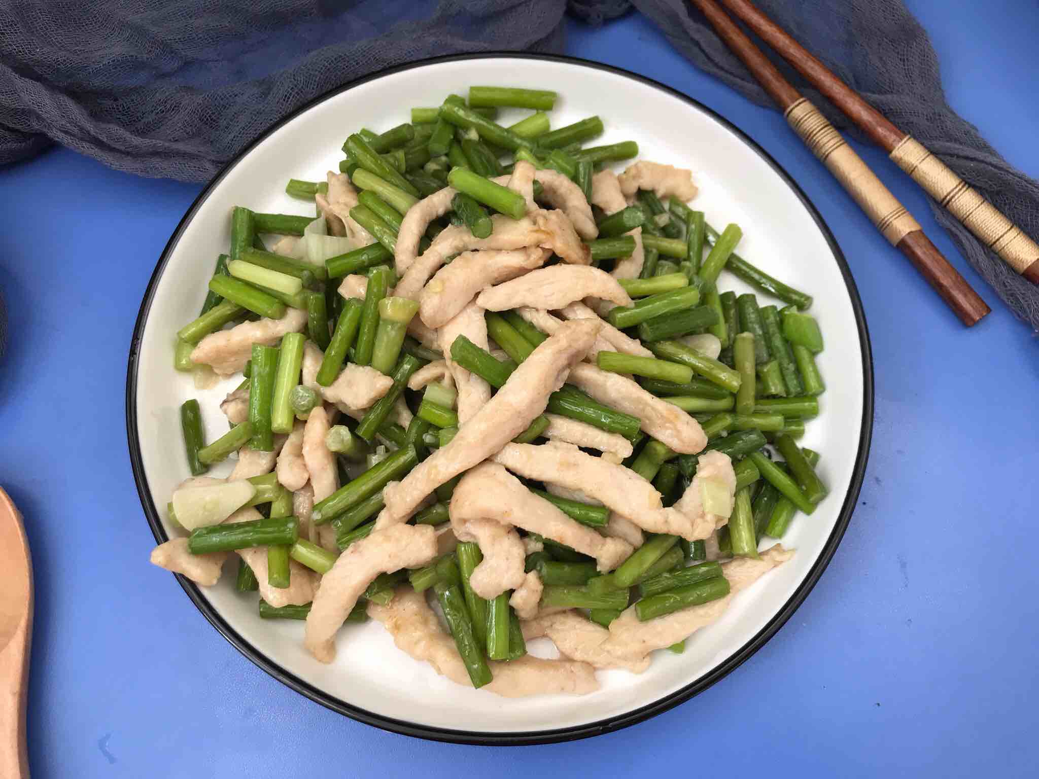蒜薹炒雞絲的做法-家常味炒菜譜-易網(wǎng)健康養(yǎng)生網(wǎng) 蒜薹炒雞絲的做法-家常味炒菜譜