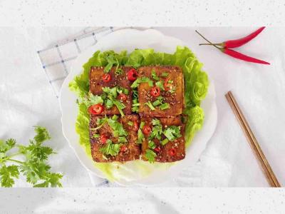 2元錢的豆腐那么做，比肉還下飯的做法-醬香氣烤菜譜