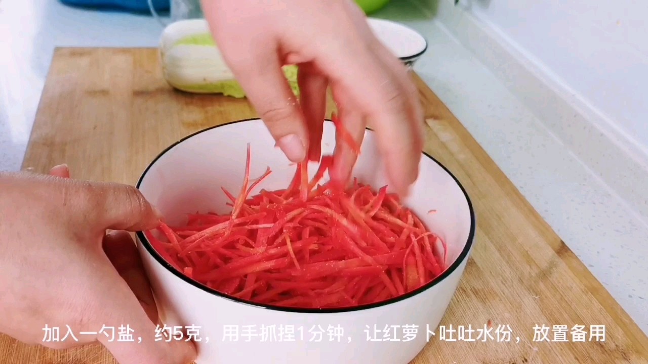 紅蘿卜和娃娃菜，加點面粉抓一抓，可以當主食的“家常麥飯”的做法-家常味蒸菜譜