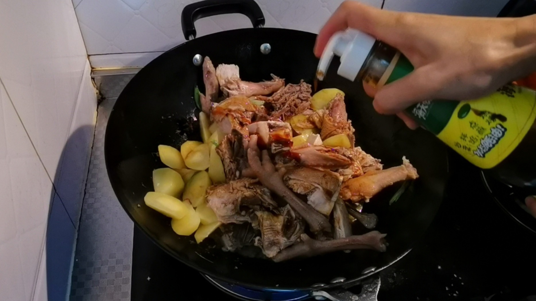 東北人最愛的小雞燉蘑菇土豆的做法-家常味燉菜譜