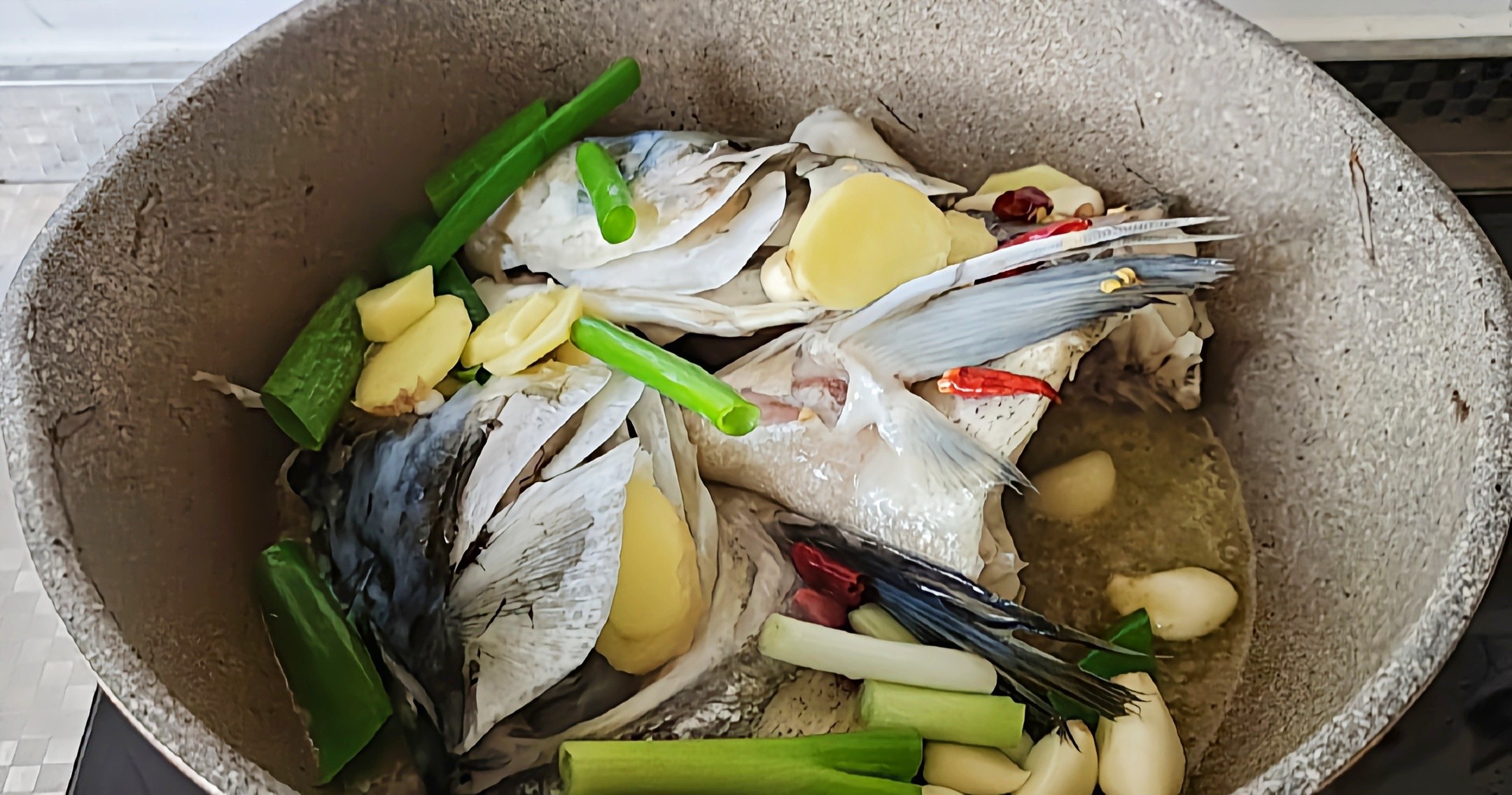 秋冬這樣吃,菜飯一鍋出~魚(yú)頭泡餅的做法-咸鮮味燉菜譜-易網(wǎng)健康養(yǎng)生網(wǎng) 秋冬這樣吃,菜飯一鍋出~魚(yú)頭泡餅的做法-咸鮮味燉菜譜