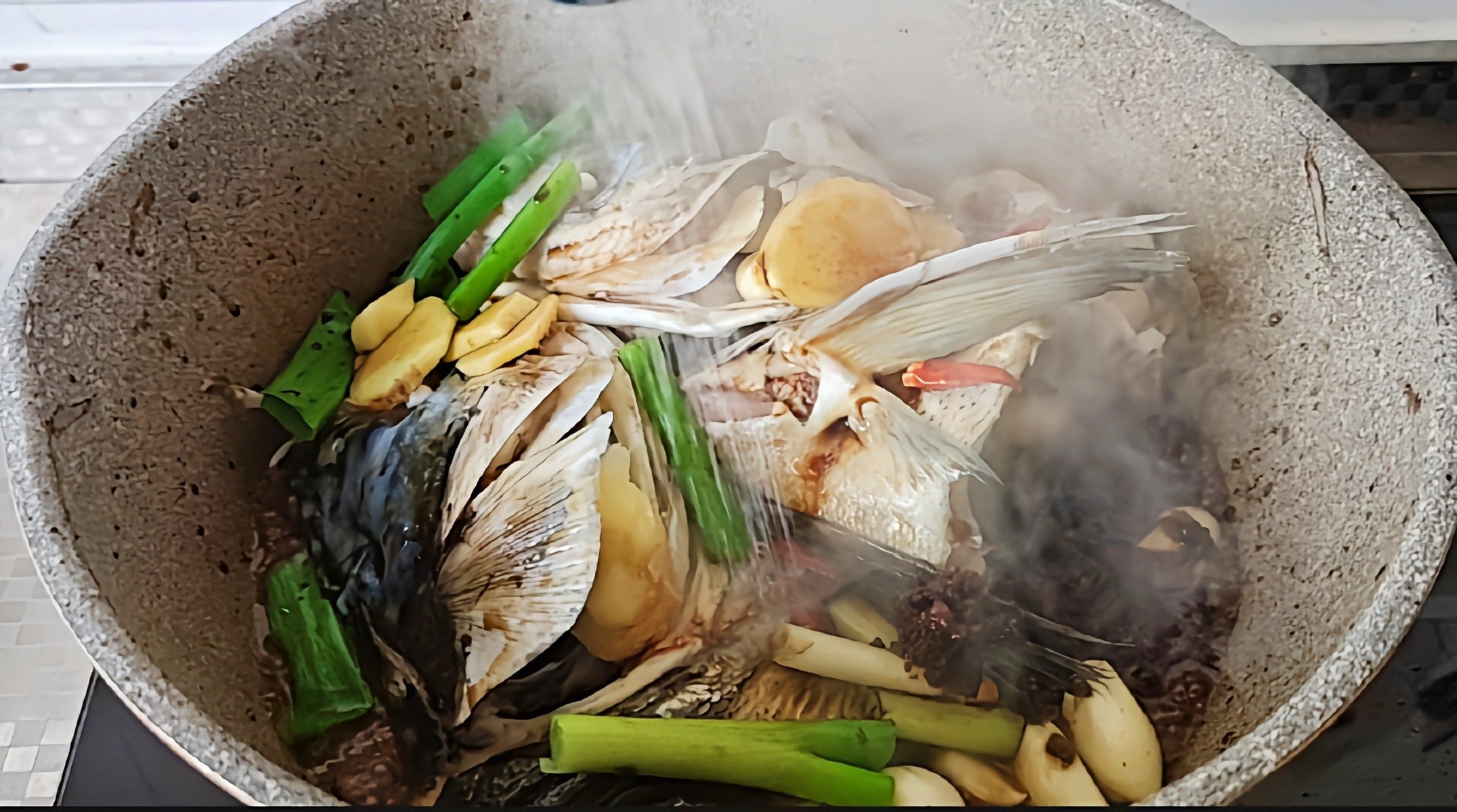秋冬這樣吃,菜飯一鍋出~魚(yú)頭泡餅的做法-咸鮮味燉菜譜-易網(wǎng)健康養(yǎng)生網(wǎng) 秋冬這樣吃,菜飯一鍋出~魚(yú)頭泡餅的做法-咸鮮味燉菜譜