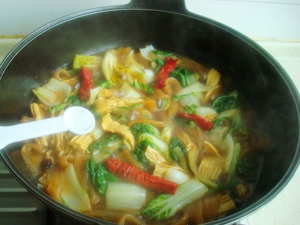 黑白菜寬粉燉腐竹的做法-咸鮮味燉菜譜-易網健康養生網 黑白菜寬粉燉腐竹的做法-咸鮮味燉菜譜