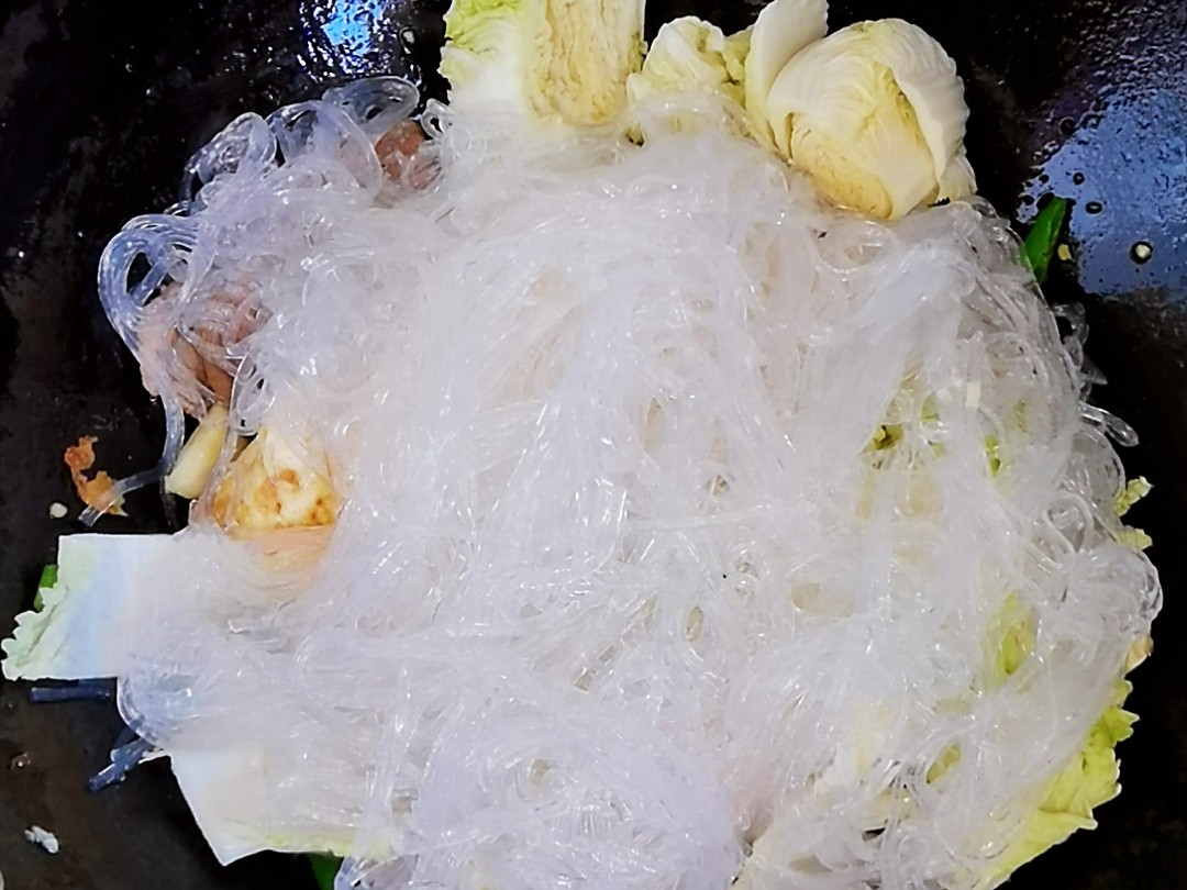 冬日暖胃家常菜－豆腐粉絲煲，葷素搭配，經(jīng)濟(jì)實(shí)惠又美味的做法-咸鮮味炒菜譜