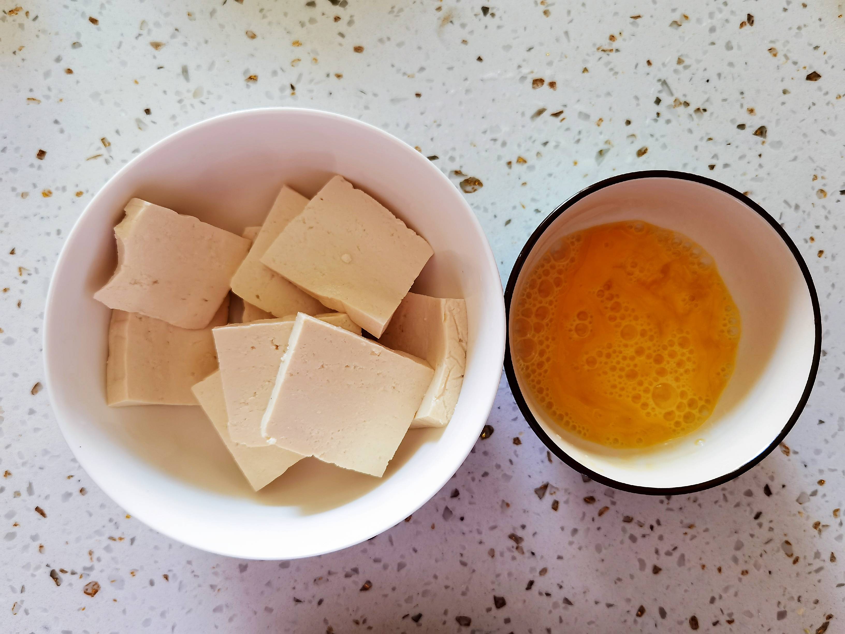 冬日暖胃家常菜－豆腐粉絲煲，葷素搭配，經(jīng)濟(jì)實(shí)惠又美味的做法-咸鮮味炒菜譜