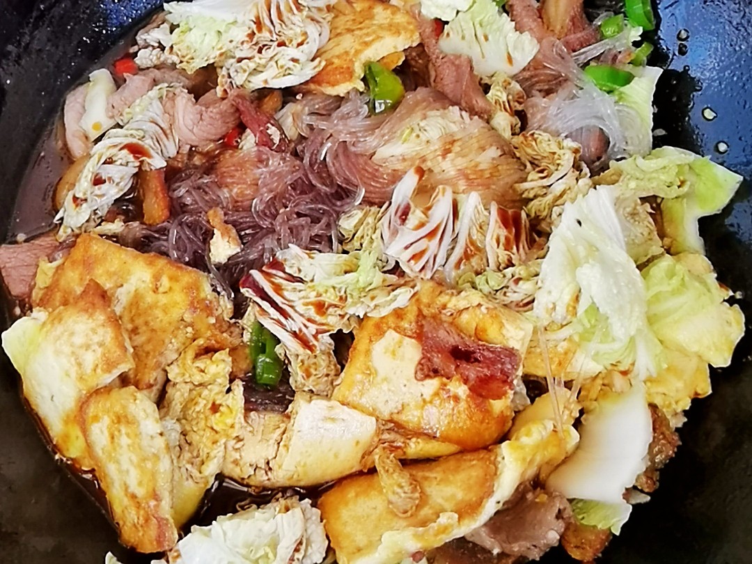 冬日暖胃家常菜－豆腐粉絲煲，葷素搭配，經(jīng)濟(jì)實(shí)惠又美味的做法-咸鮮味炒菜譜