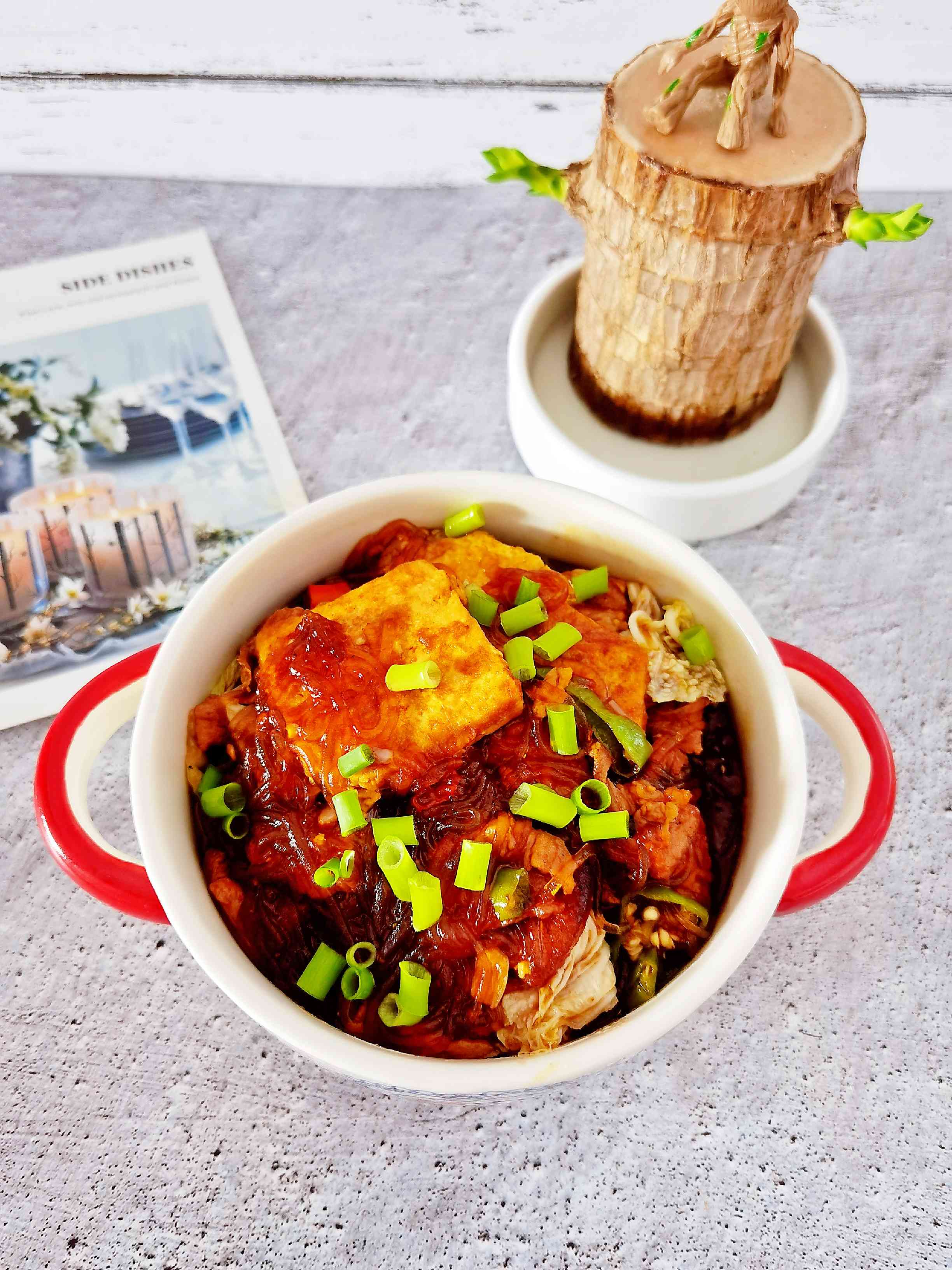 冬日暖胃家常菜－豆腐粉絲煲，葷素搭配，經(jīng)濟(jì)實(shí)惠又美味的做法-咸鮮味炒菜譜