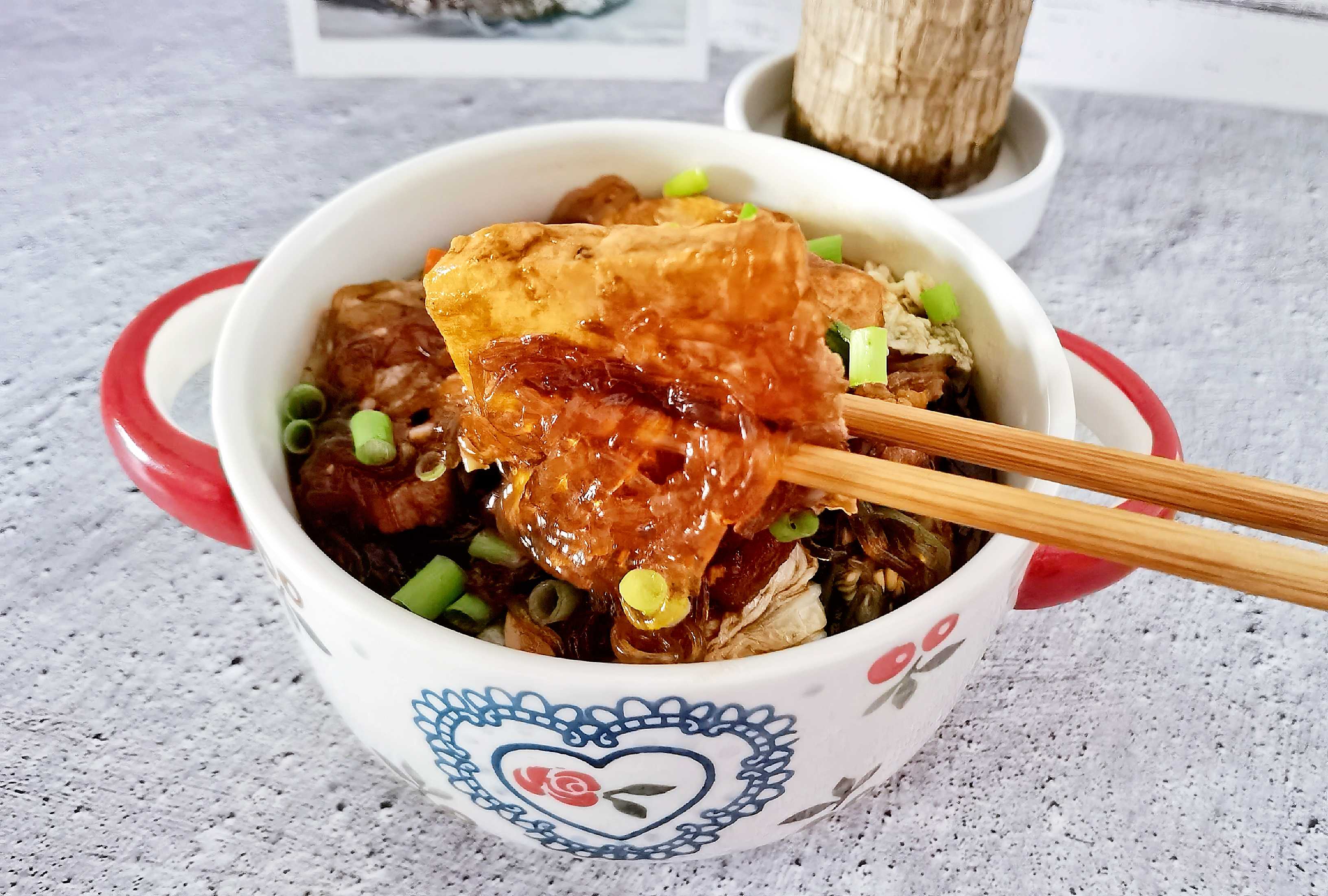 冬日暖胃家常菜－豆腐粉絲煲，葷素搭配，經(jīng)濟(jì)實(shí)惠又美味的做法-咸鮮味炒菜譜