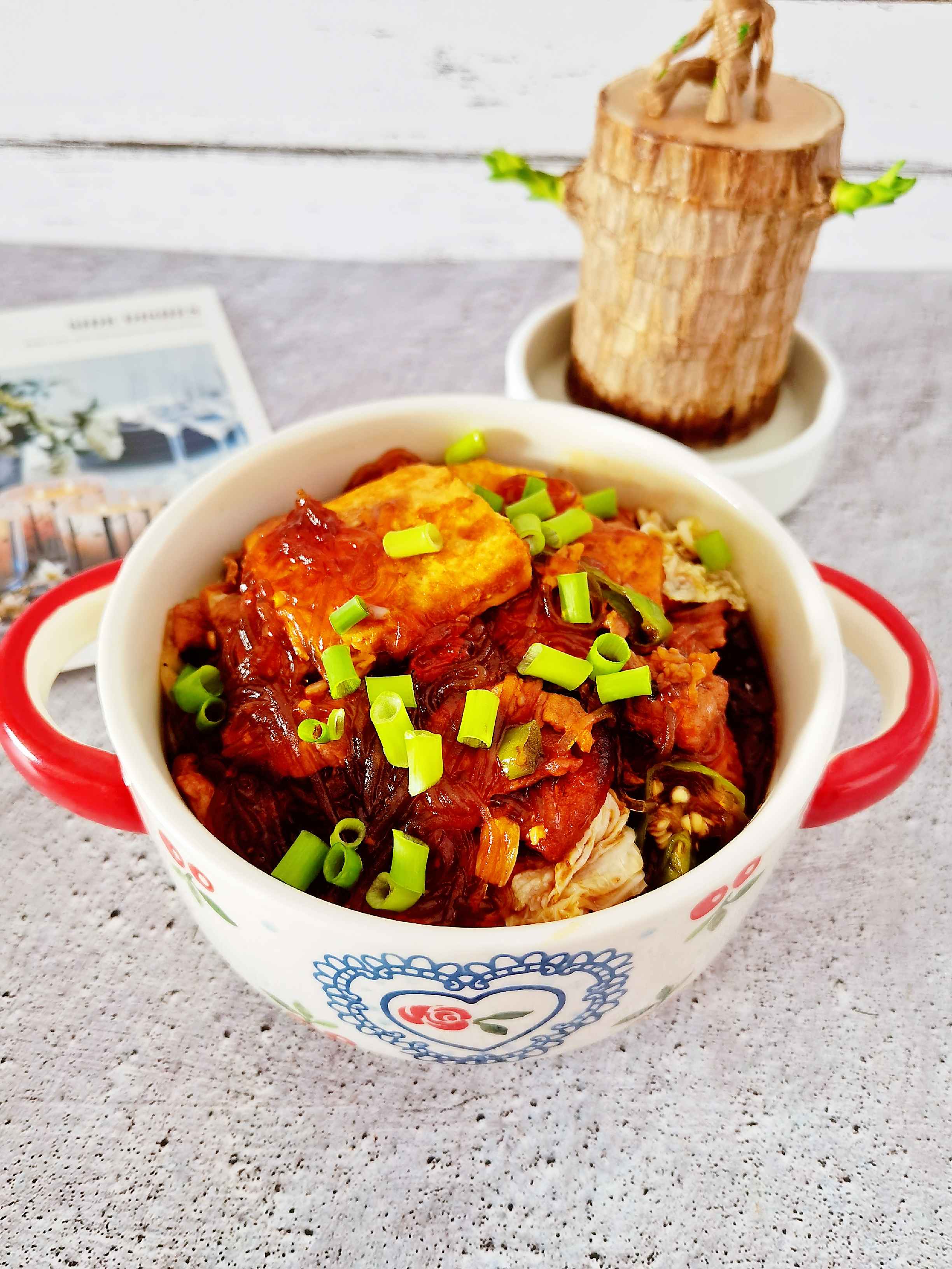 冬日暖胃家常菜－豆腐粉絲煲，葷素搭配，經(jīng)濟(jì)實(shí)惠又美味的做法-咸鮮味炒菜譜