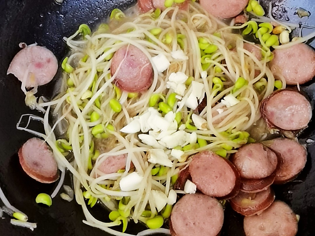 1根香腸1份豆芽隨便1炒，簡單美味又下飯的做法-咸鮮味炒菜譜