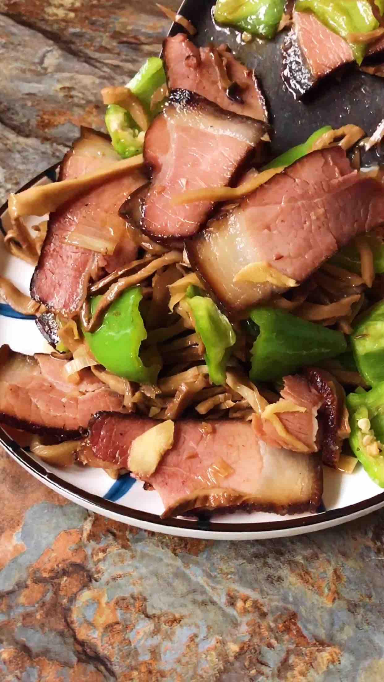 臘肉炒油燜筍絲的做法-家常味炒菜譜-易網健康養生網 臘肉炒油燜筍絲的做法-家常味炒菜譜