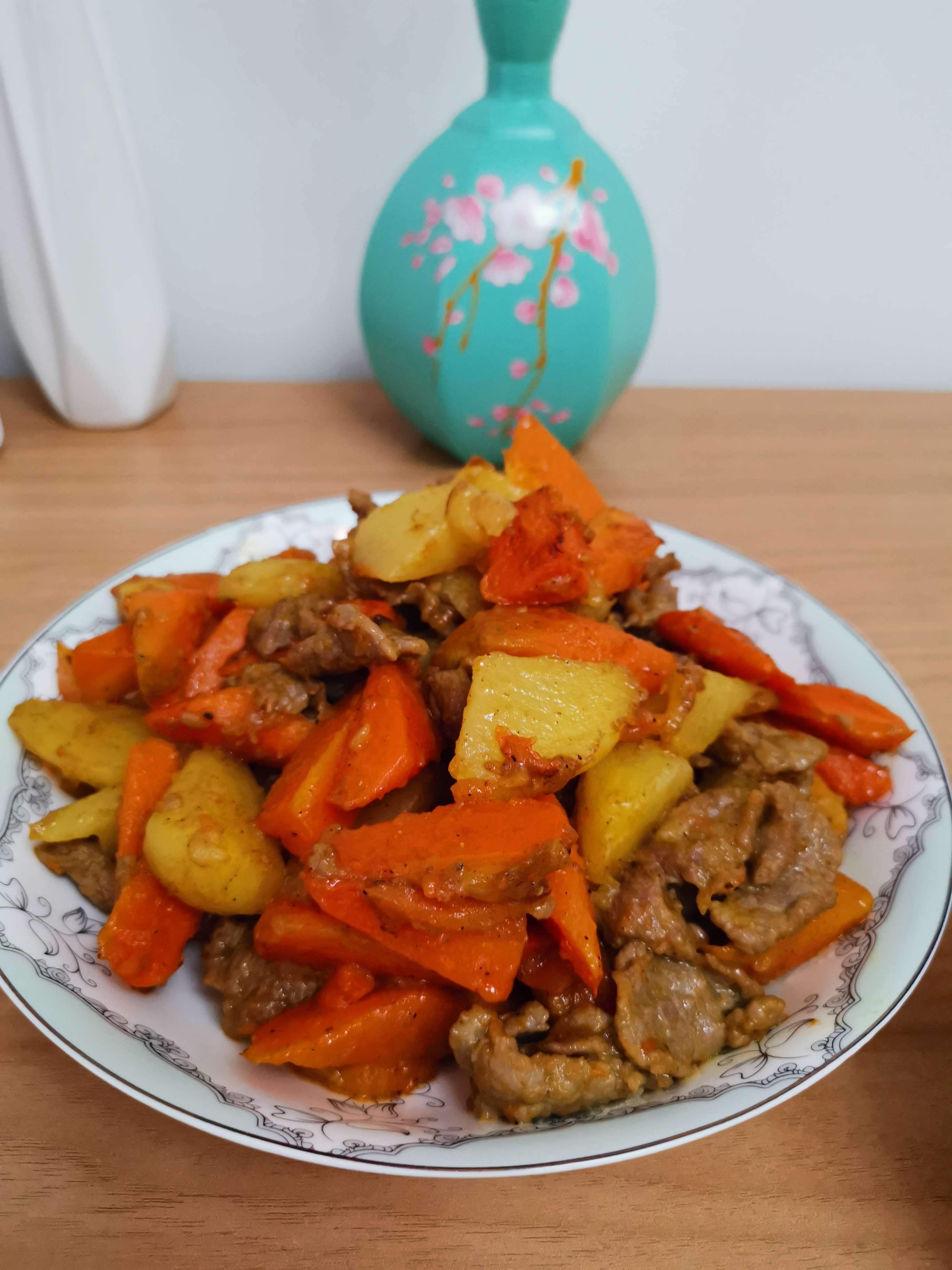 咖喱胡蘿卜炒牛肉的做法-咖喱味炒菜譜-易網健康養生網 咖喱胡蘿卜炒牛肉的做法-咖喱味炒菜譜