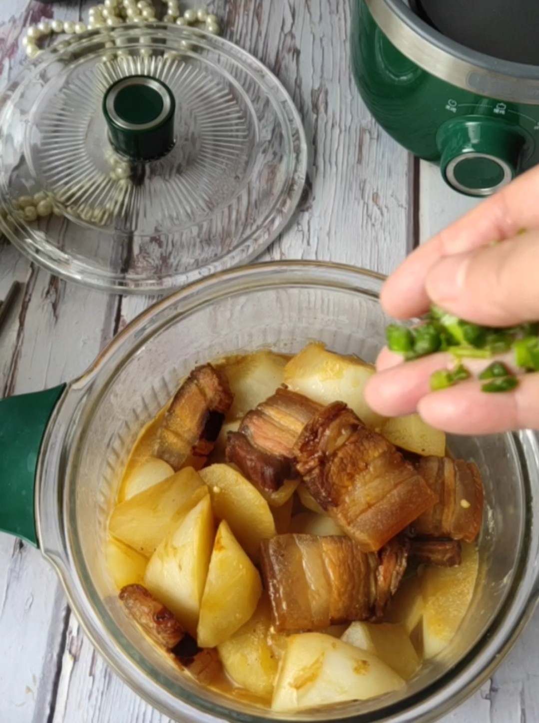 冬天就吃美味有營養(yǎng)的臘肉煨蘿卜的做法-咸鮮味燉菜譜