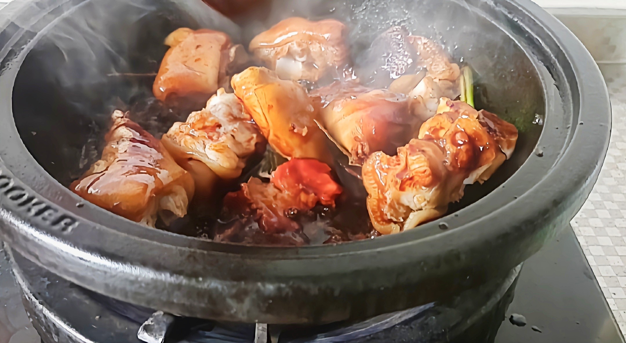 豬蹄這樣做，軟嫩香爛越啃越過癮…腐乳花生燉豬蹄的做法-咸鮮味燉菜譜