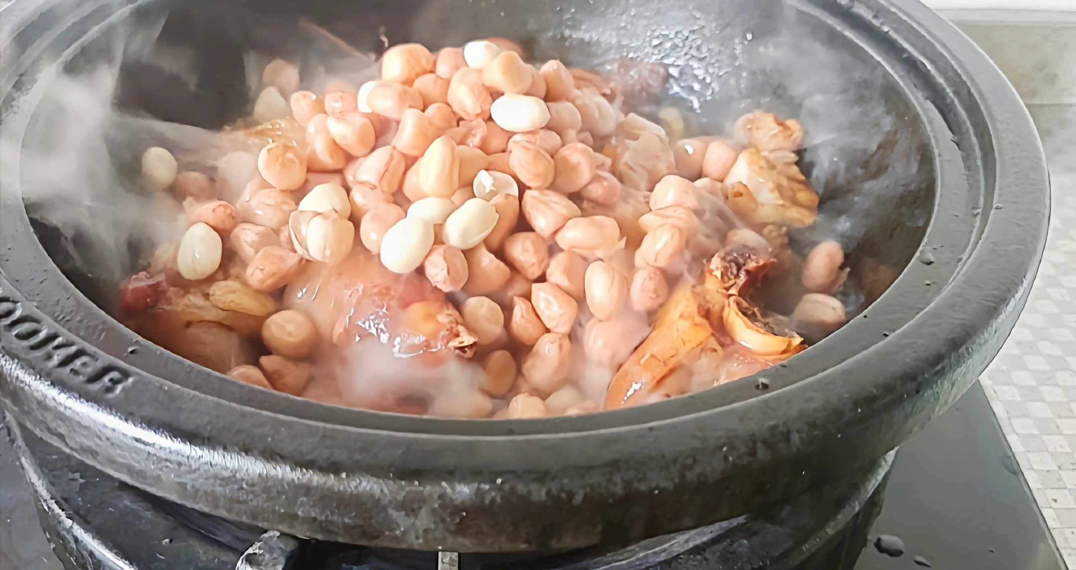 豬蹄這樣做，軟嫩香爛越啃越過癮…腐乳花生燉豬蹄的做法-咸鮮味燉菜譜