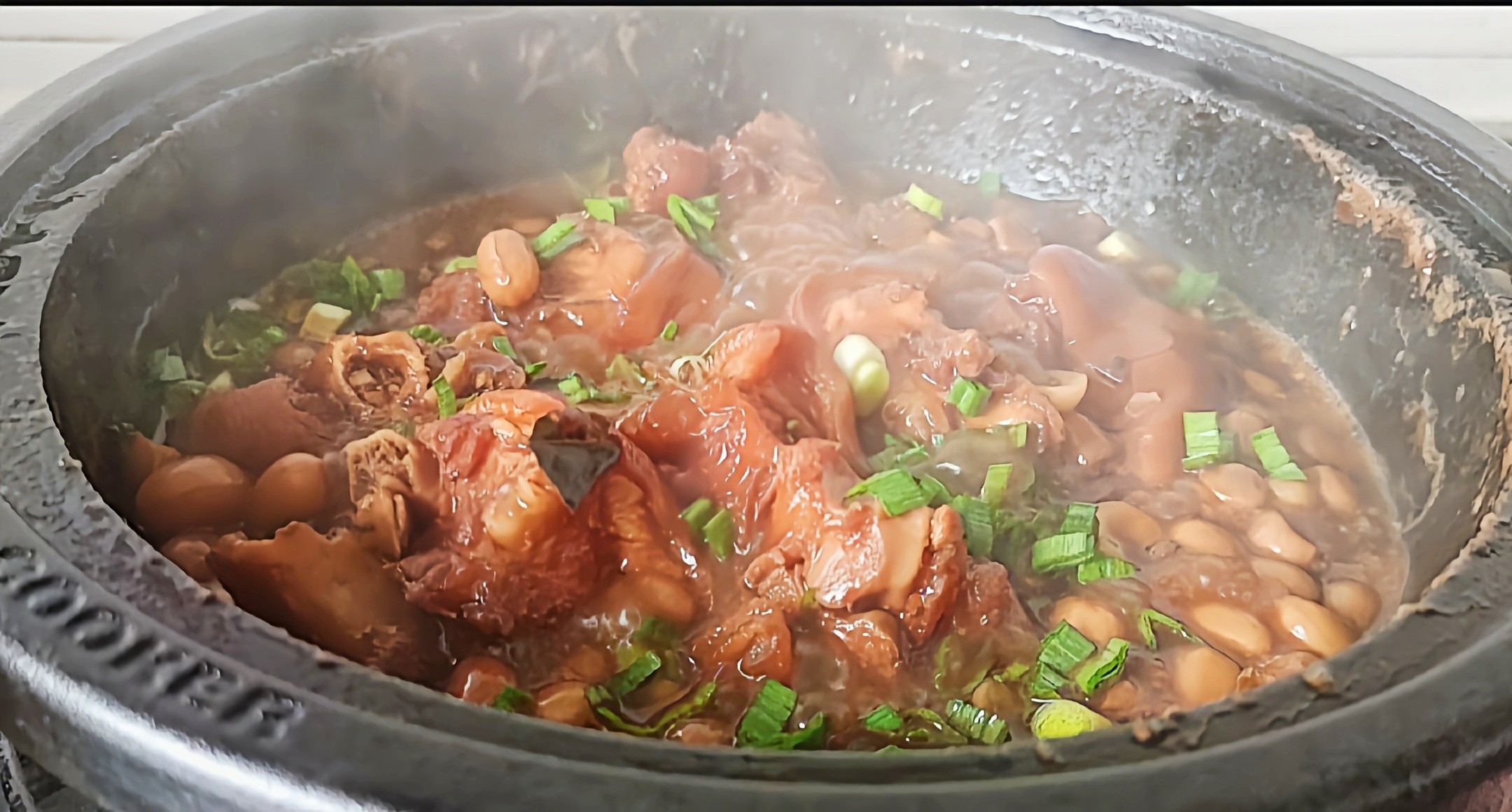 豬蹄這樣做，軟嫩香爛越啃越過癮…腐乳花生燉豬蹄的做法-咸鮮味燉菜譜