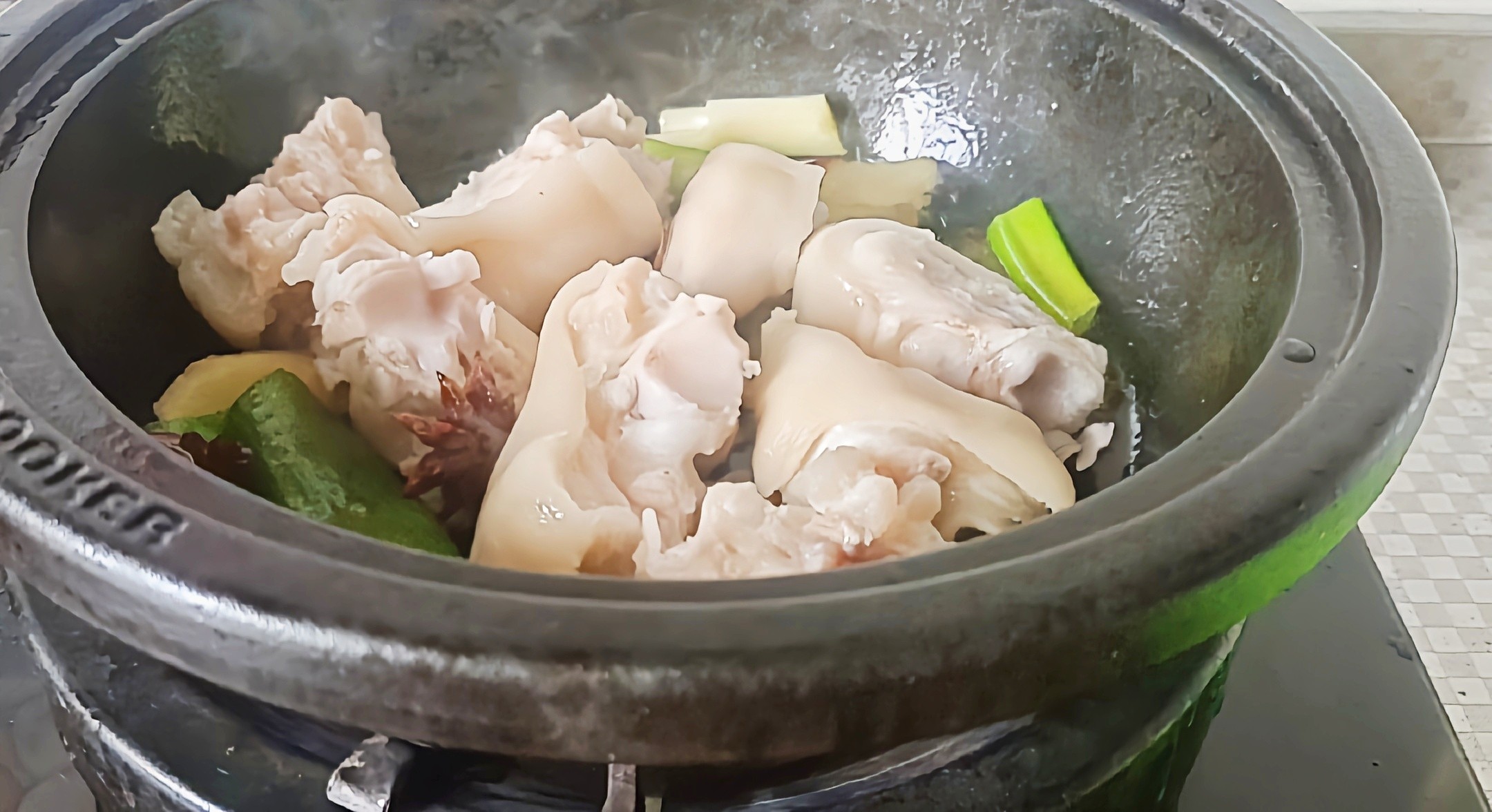 豬蹄這樣做，軟嫩香爛越啃越過癮…腐乳花生燉豬蹄的做法-咸鮮味燉菜譜