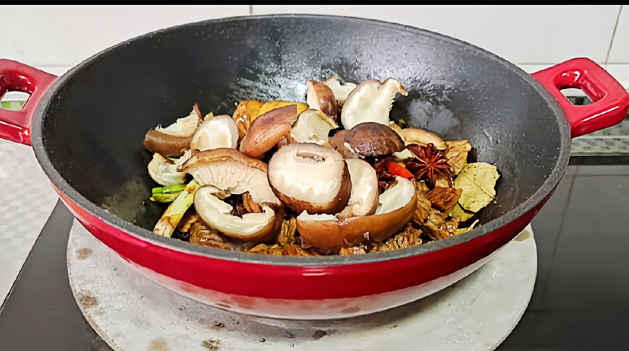 冬季牛肉這樣做，暖身暖胃又滋補…紅燜牛肉鍋的做法-咸鮮味燜菜譜