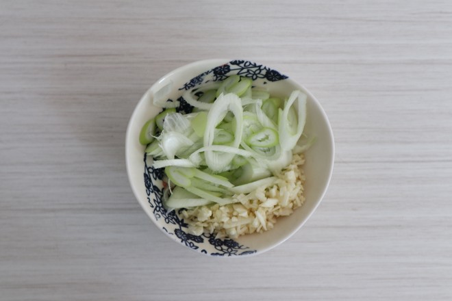 烤鵪鶉的做法-蒜香味烤菜譜-易網<a href=http://www.fnaogov.cn/ target=_blank class=infotextkey>健康養生</a>網 烤鵪鶉的做法-蒜香味烤菜譜
