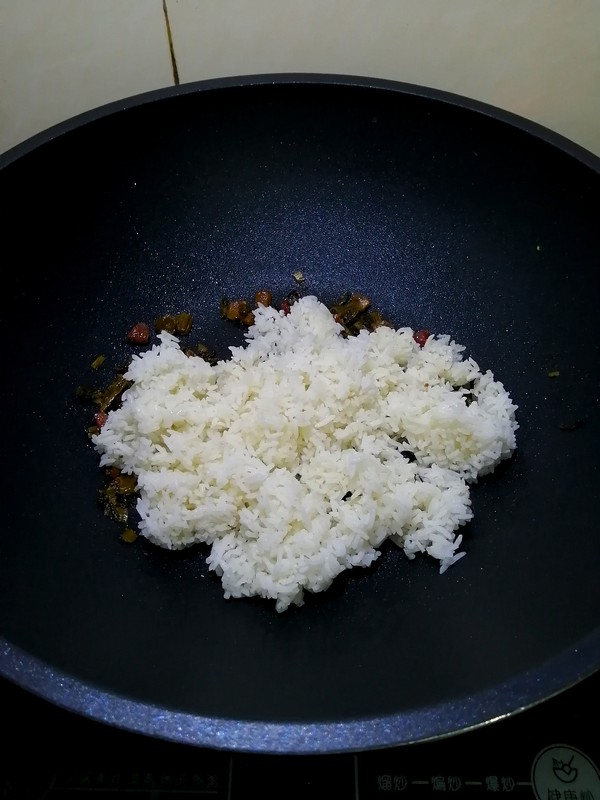 家鄉(xiāng)的美食~~臘肉腌菜炒飯的做法-家常味炒菜譜