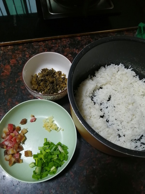 家鄉(xiāng)的美食~~臘肉腌菜炒飯的做法-家常味炒菜譜