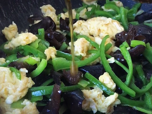 脆爽清口，營養下飯的青椒木耳炒雞蛋的做法-家常味炒菜譜