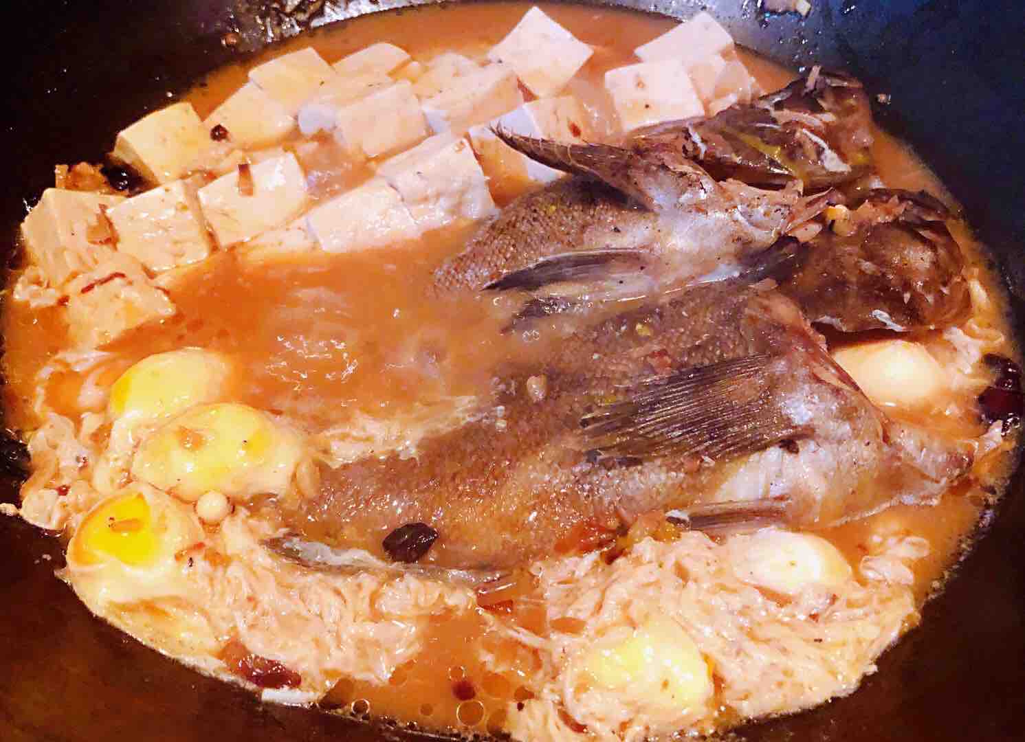 鵪鶉蛋豆腐燉黑魚的做法-咸鮮味燉菜譜