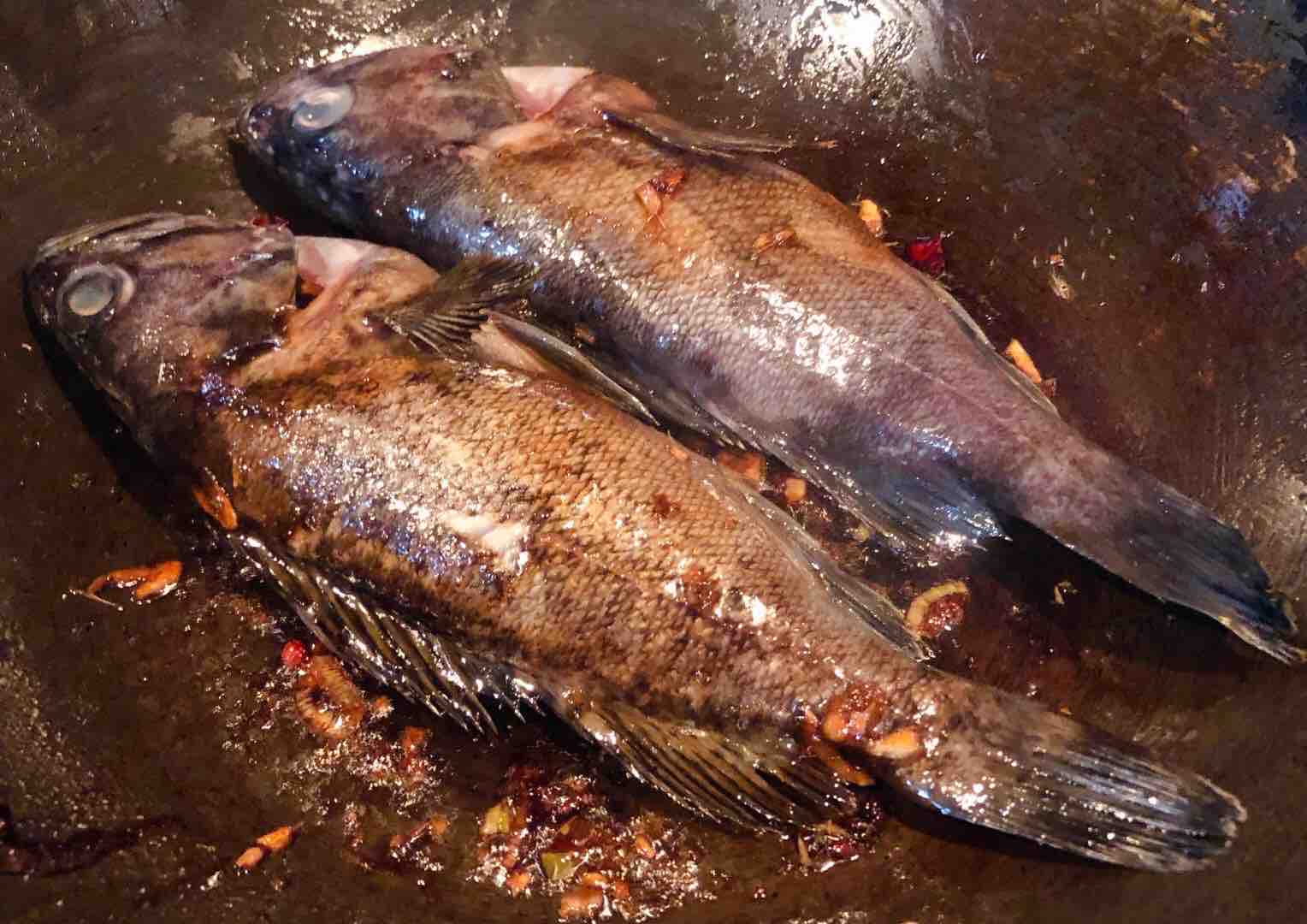 鵪鶉蛋豆腐燉黑魚的做法-咸鮮味燉菜譜