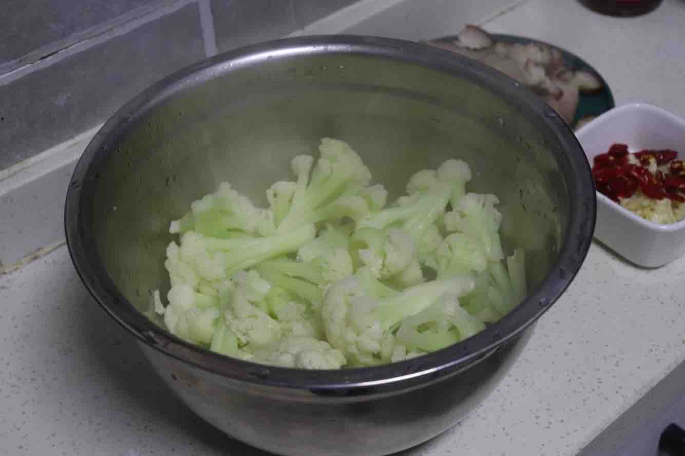 花菜炒臘肉的做法-家常味炒菜譜-易網(wǎng)健康養(yǎng)生網(wǎng) 花菜炒臘肉的做法-家常味炒菜譜