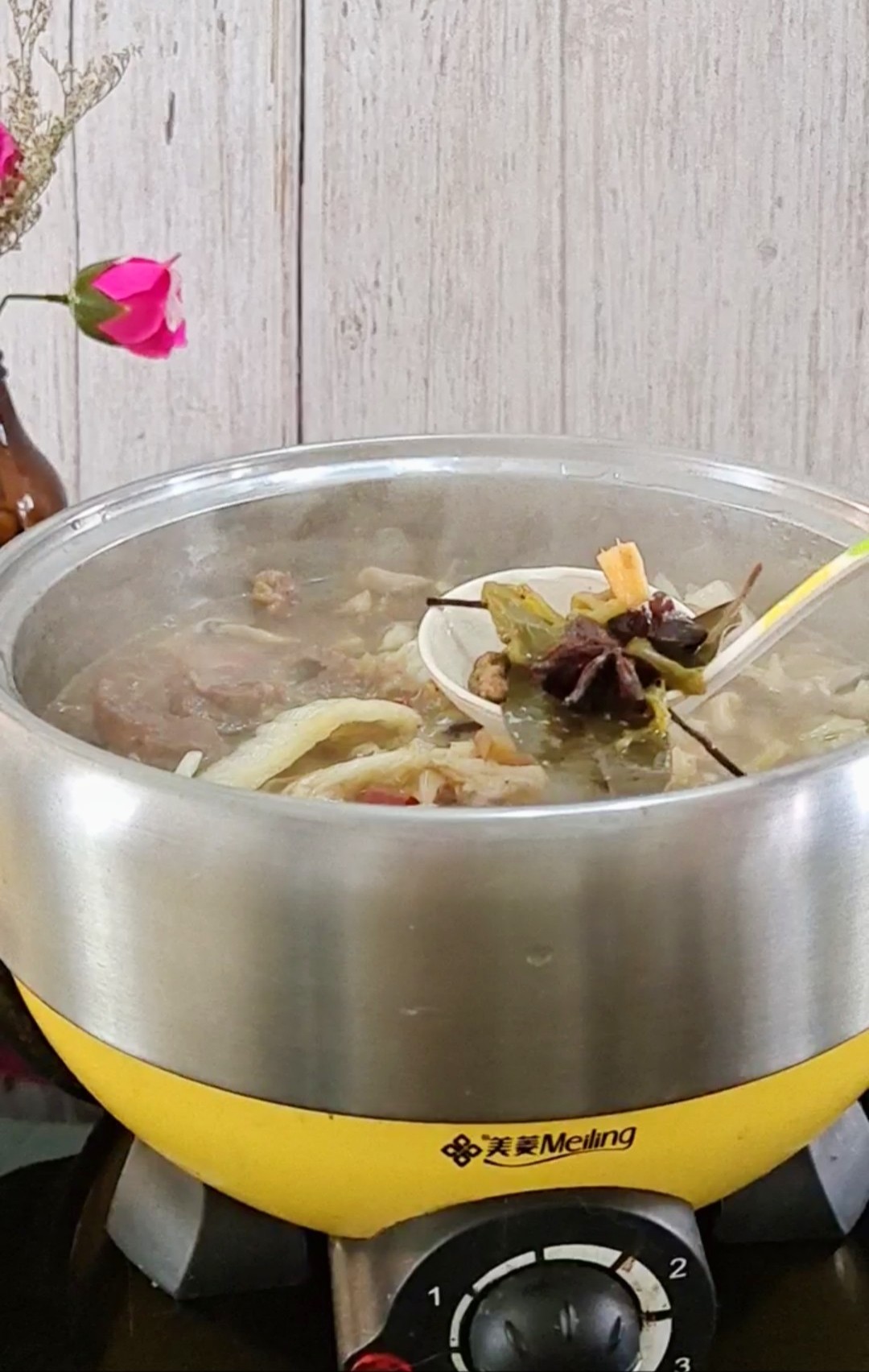 最家常的冬季暖鍋，百吃不厭~白菜粉條牛肉鍋的做法-咸鮮味煮菜譜