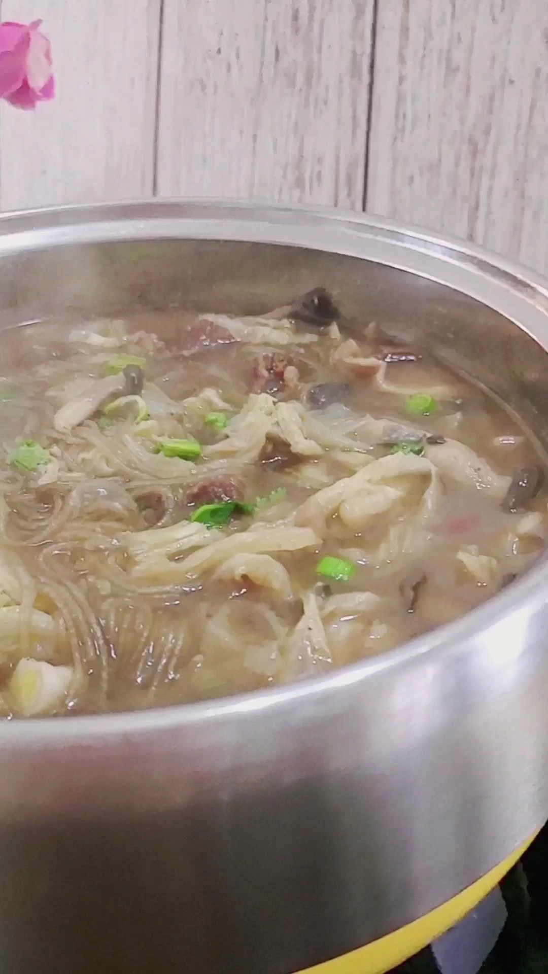 最家常的冬季暖鍋，百吃不厭~白菜粉條牛肉鍋的做法-咸鮮味煮菜譜
