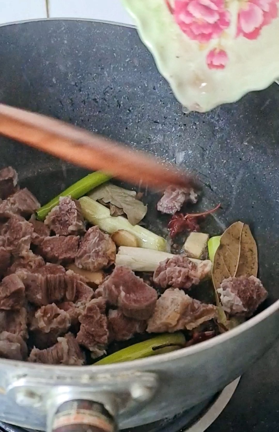最家常的冬季暖鍋，百吃不厭~白菜粉條牛肉鍋的做法-咸鮮味煮菜譜