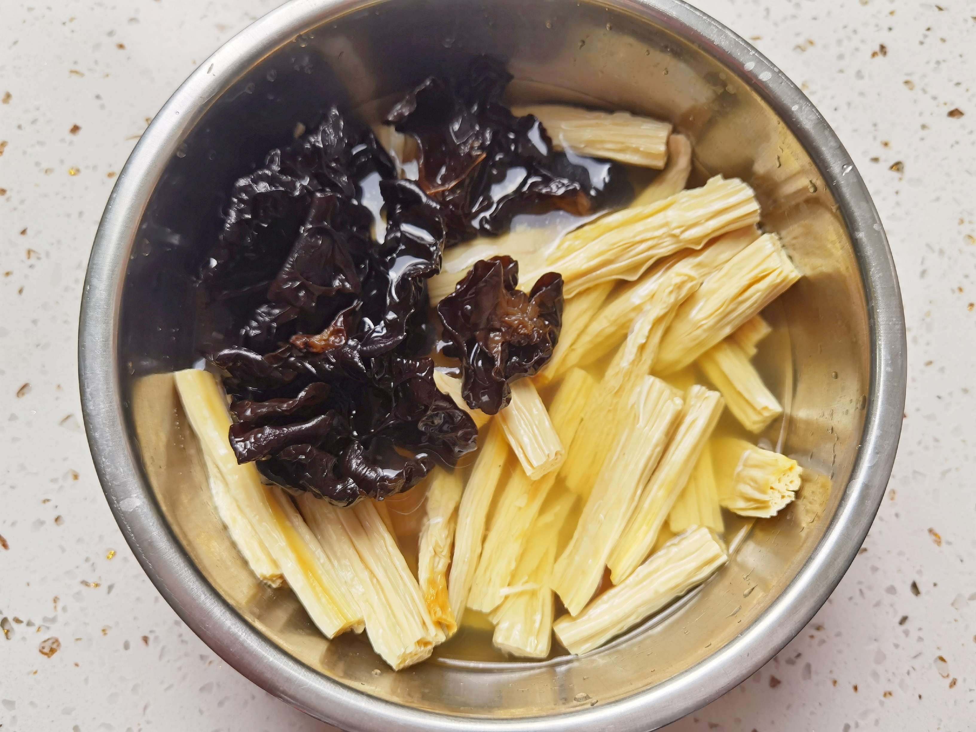 年夜飯涼菜也下飯－拌腐竹，新春宴客吃腐竹得“富足”的做法-酸辣味拌菜譜