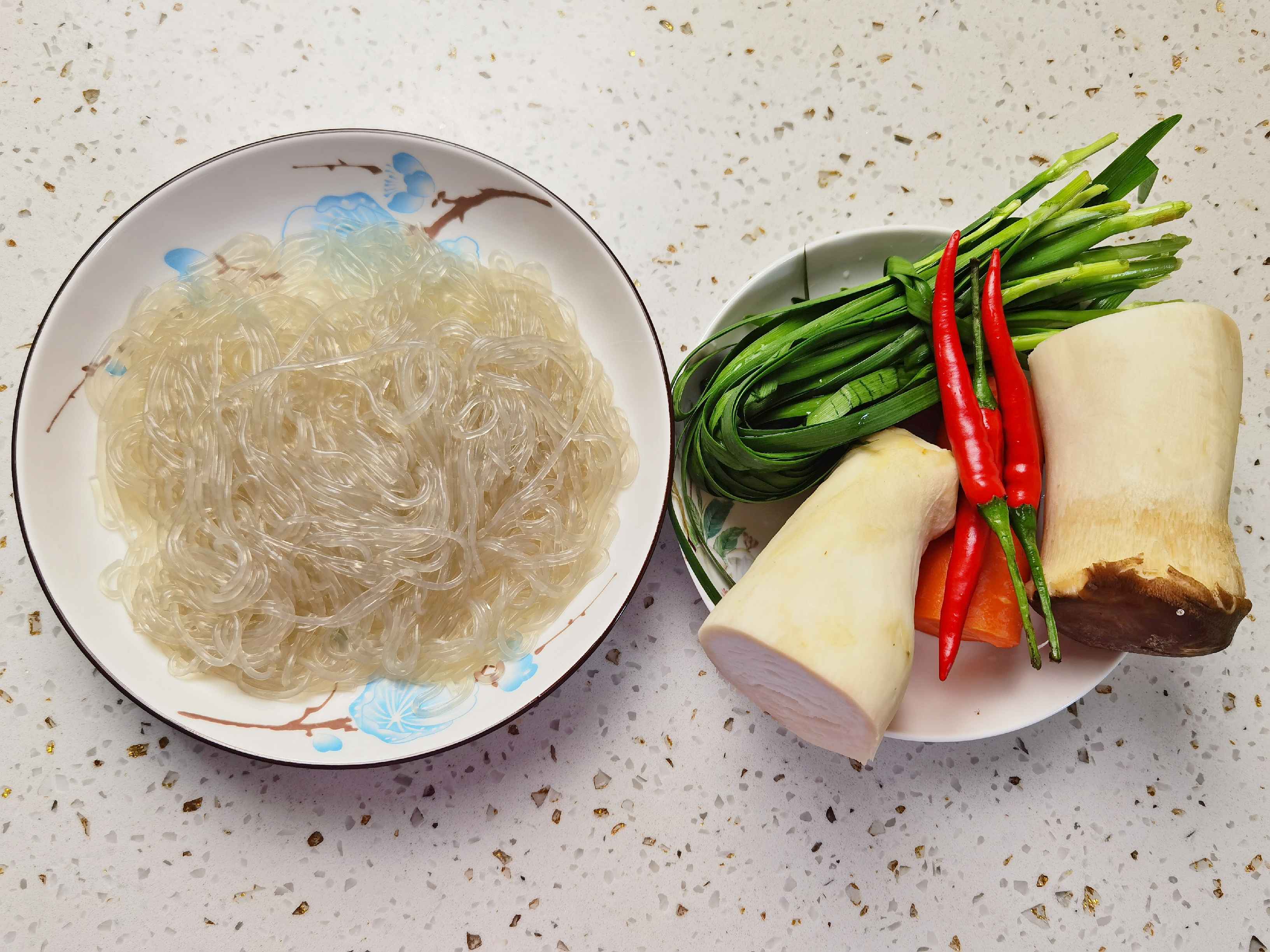 年夜飯素菜也出彩-杏鮑菇炒合菜,闔家歡樂吃著超下飯的做法-香辣味炒菜譜-易網(wǎng)<a href=http://www.fnaogov.cn/ target=_blank class=infotextkey>健康養(yǎng)生</a>網(wǎng) 年夜飯素菜也出彩-杏鮑菇炒合菜,闔家歡樂吃著超下飯的做法-香辣味炒菜譜
