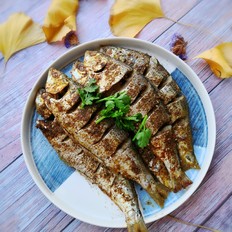 用烤箱烤鯽魚既衛(wèi)生又安全，廚房油煙少的做法-家常味烤菜譜