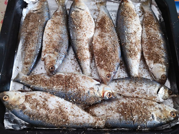 用烤箱烤鯽魚既衛(wèi)生又安全，廚房油煙少的做法-家常味烤菜譜