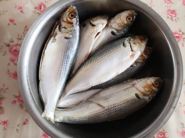 用烤箱烤鯽魚既衛(wèi)生又安全，廚房油煙少的做法-家常味烤菜譜