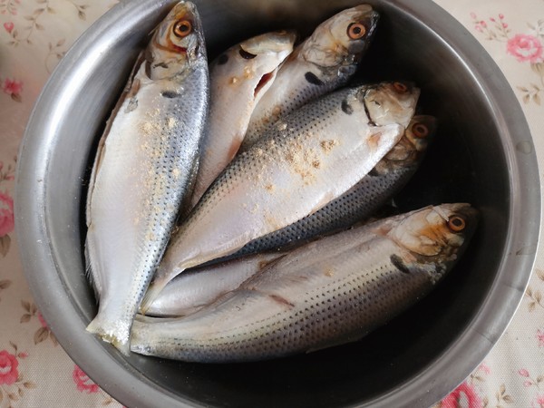 用烤箱烤鯽魚既衛(wèi)生又安全，廚房油煙少的做法-家常味烤菜譜