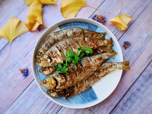 用烤箱烤鯽魚既衛(wèi)生又安全，廚房油煙少的做法-家常味烤菜譜