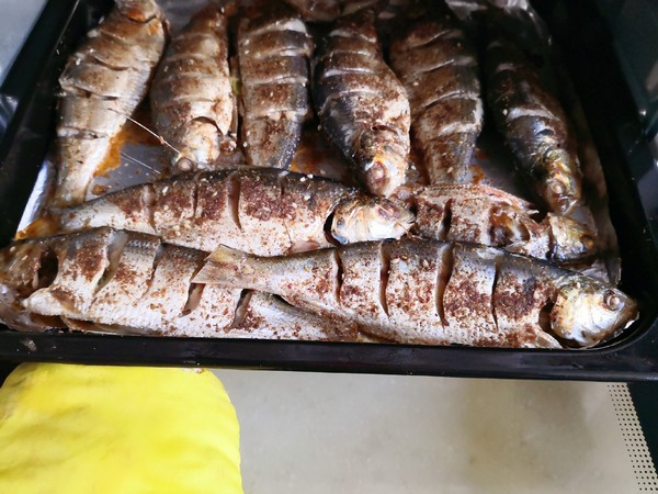 用烤箱烤鯽魚既衛(wèi)生又安全，廚房油煙少的做法-家常味烤菜譜