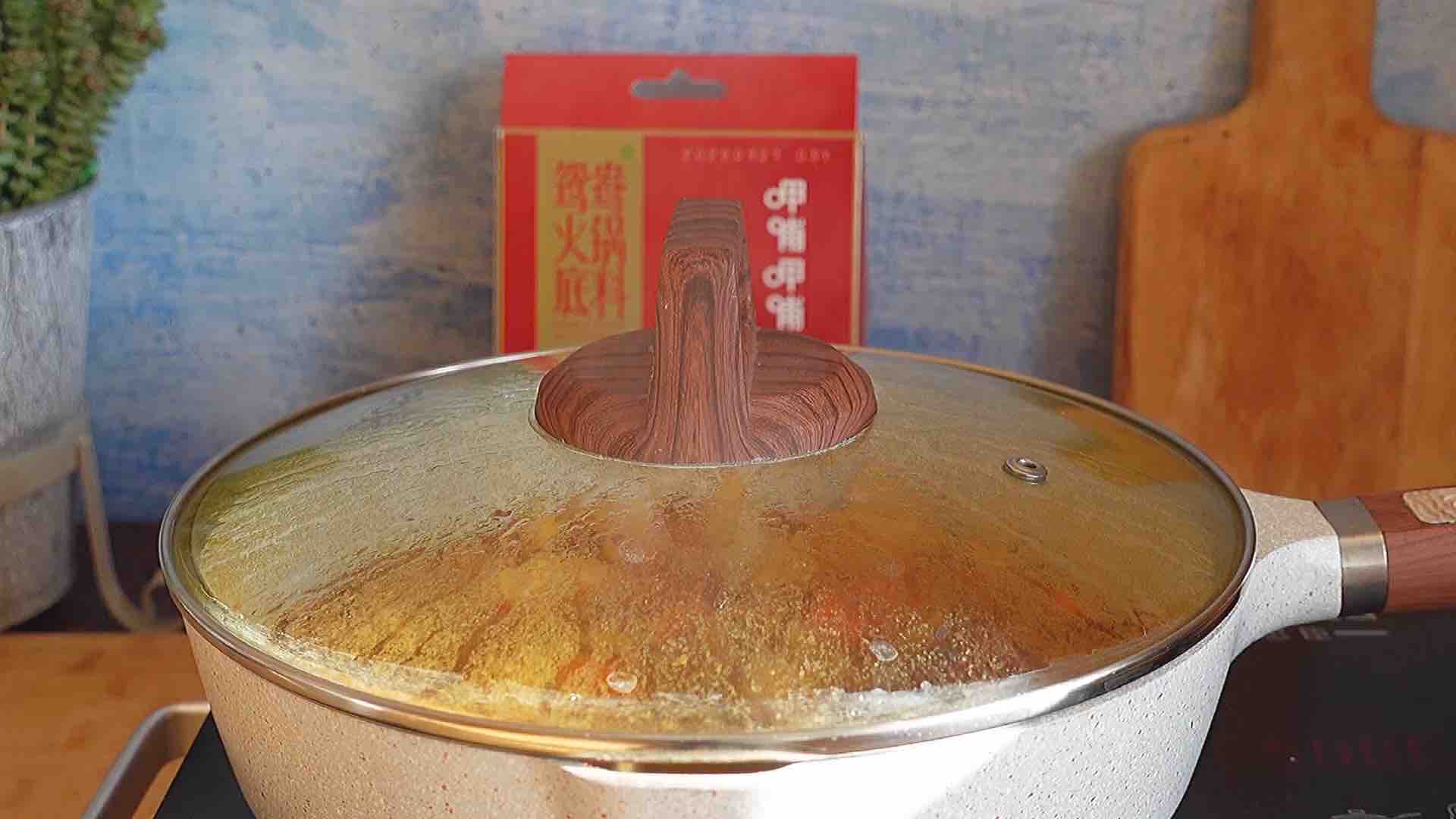 火鍋雞的家常做法，香辣過癮簡單易做，配米飯?zhí)嘛埨驳淖龇?香辣味燒菜譜